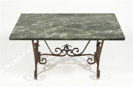 Tavolo basso con piano in marmo rettangolare, base in ferro lavorato. cm....