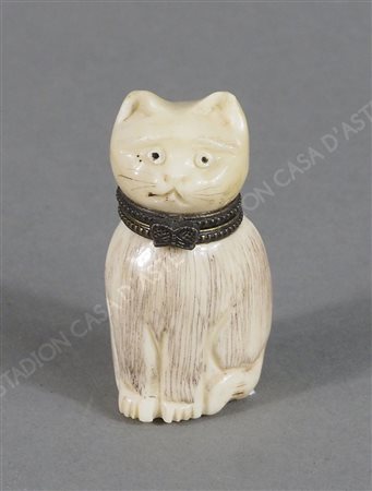 Portapillole in avorio scolpito a forma di gatto. H. cm. 5.