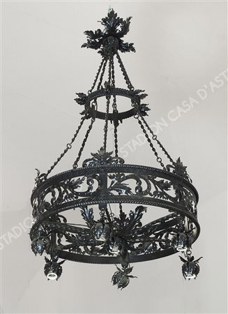 Grande lampadario in ferro battuto di forma circolare.