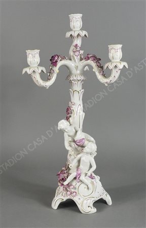 Candeliere a 3 braccia e 4 luci in porcellana policroma con decori floreali e...