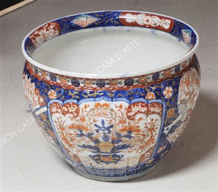 Imari: portapiante in porcellana decorato a motivi orientali. Diam. cm. 34.