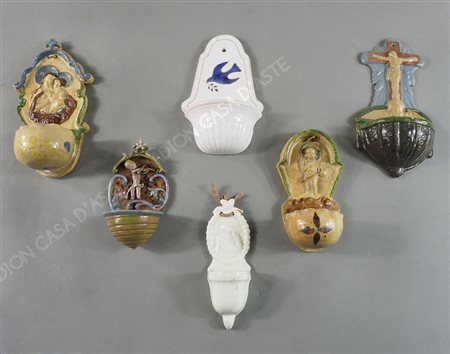Lotto di 6 acquasantiere in ceramica policroma. Misure diverse.