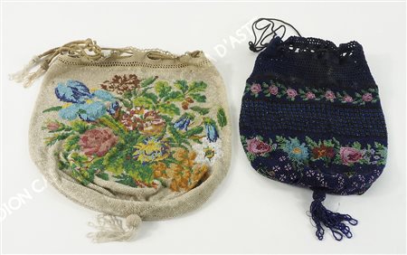 Lotto di 2 borsette da sera ricoperte da perline colorate.