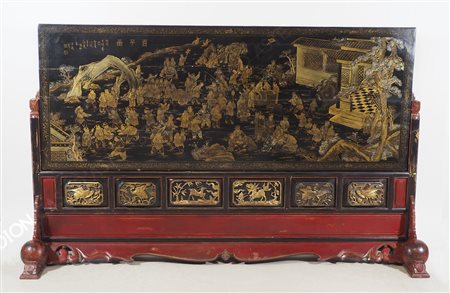 Grande separè cinese in legno laccato e intagliato, il pannello superiore...