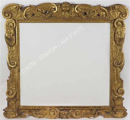 Grande cornice in legno scolpito dorato con figure di angeli, festoni e...