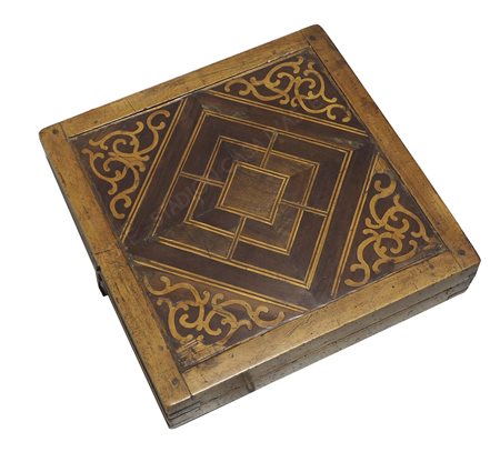 Antica scacchiera in legno interamente intarsiata in legni vari, interno con...