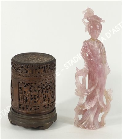 Lotto composto da scultura orientale in quarzo rosa e contenitore scolpito a...