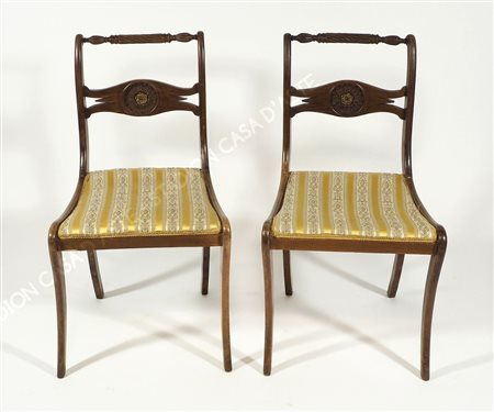 Lotto di 4 sedie in legno con schienale scolpito. XIX secolo.