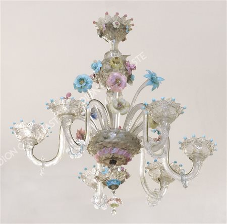 Lampadario in vetro di Murano a 6 luci decorato con fiori policromi. H. cm. 75.