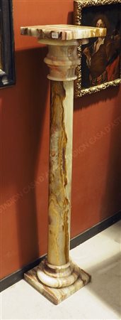 Colonna in alabastro. H. cm. 101.