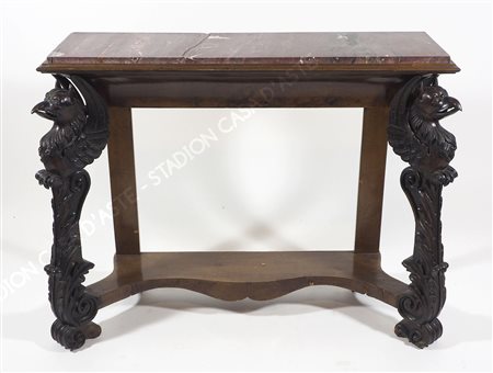 Consolle in legno con gambe anteriori riccamente scolpite con teste e ali,...