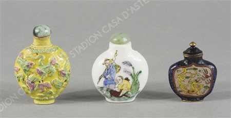 Lotto di 3 piccole tabacchiere decorate a motivi orientali, in materiali...