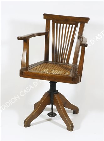 Poltrona da barbiere in legno con montatura in ferro.