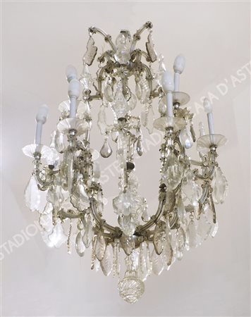 Grande lampadario in cristallo a 12 luci con pendenti. XIX secolo. H. cm. 130.