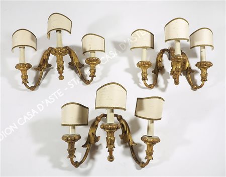 Lotto di 3 appliques in legno dorato a 3 luci.