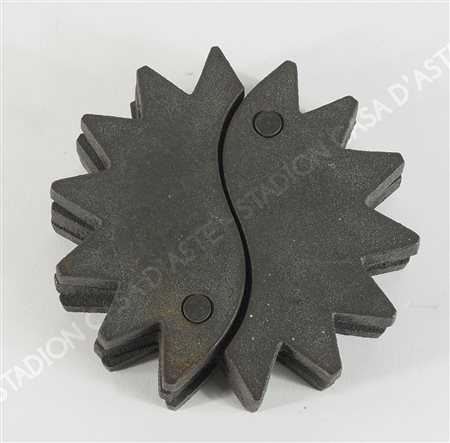 Bruno Chersicla 1937-2013 "Il sole" diam. cm. 12,5 - scultura in ghisa Firma...