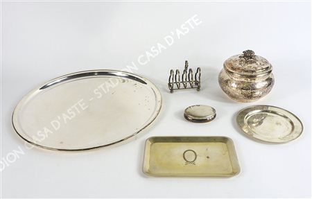 Lotto di vari oggetti in argento tra cui piatto rotondo e scatola. gr. 1880.