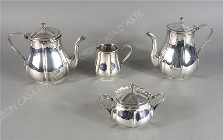 Servizio da caffè e thè in argento martellato, composto da 4 pezzi. gr. 2030.