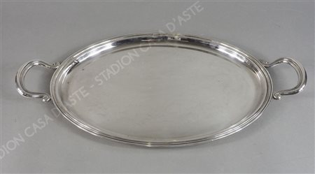 Vassoio ovale in argento con manici laterali. cm. 31x54, gr. 1170.