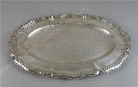 Vassoio ovale in argento con bordo lavorato. cm. 32x45. gr. 750.