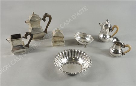 Lotto di 7 oggetti in argento tra cui 2 servizi da caffè con manici in legno....