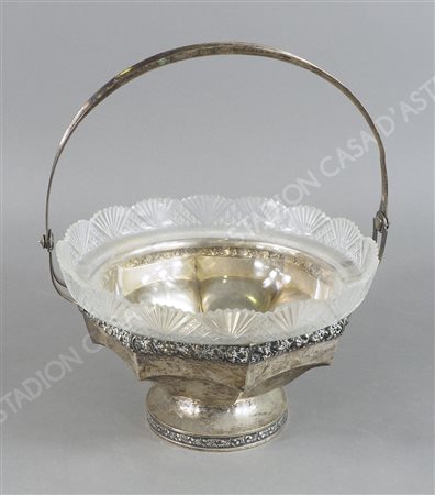 Centrotavola in argento con grande manico, interno in vetro. Diam. cm. 24....