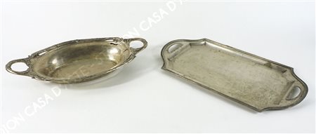 Lotto di 2 vassoi in argento. Misure diverse. gr. 1215.