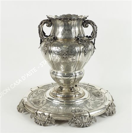 Grande vaso in argento con piatto riccamente incisi e sbalzati a motivi...