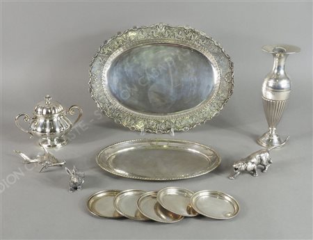 Lotto di vari oggetti in argento tra cui vassoio ovale e vasetto. gr. tot 2100.