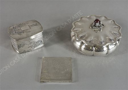 Lotto di 3 scatolette in argento lavorate, una incisa raffigurante veduta di...