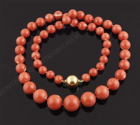 Collana ad un filo di corallo con chiusura in oro giallo