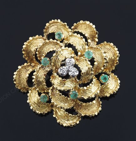 Spilla in oro giallo satinato a forma di fiore con 3 diamantini centrali e ai...