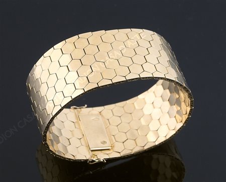 Bracciale rigido in oro giallo a lavorazione ad alveare, gr 90. Bollo Fascio