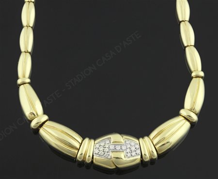 Collana in oro giallo a settori, al centro pavè di diamanti, gr 49,2