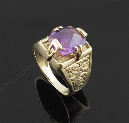 Anello in oro giallo "a ponte" con ametista centrale. Misura 18