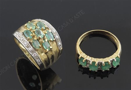 Lotto composto da 2 anelli in oro giallo con diamanti e smeraldi. Misure 18 e 19
