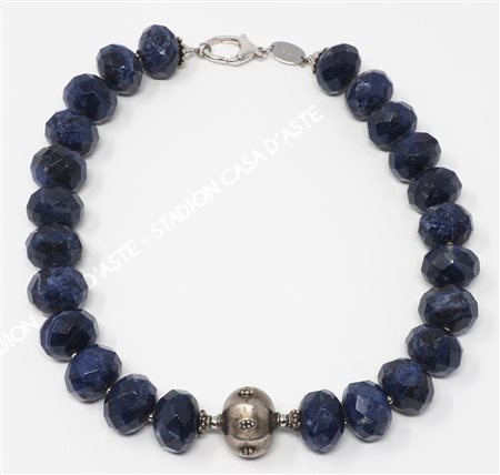 Collana composta da sfere pietra blu sfaccettate. Luisa della Salda