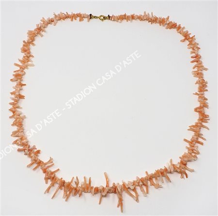 Collana composta da elementi in corallo rosa con chiusura in oro giallo.