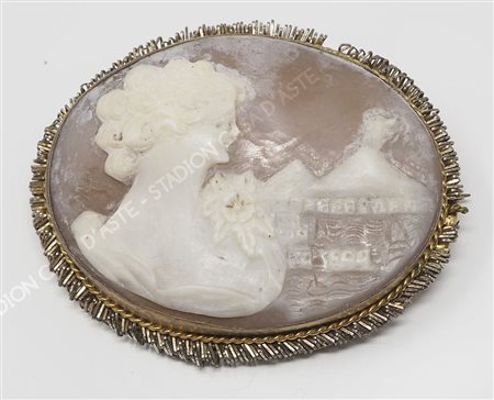 Spilla ovale a cammeo raffigurante gentildonna. cm. 3,5x4,5.