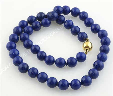Collana ad un filo di laspilazzuli con chiusura in oro giallo.