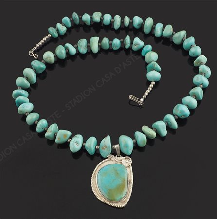 Collana ad un filo di sassi di turchesi, con pendente in argento e turchese