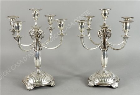 Tiffany: paio di candelabri in argento a 5 fiamme, base rotonda su 4 piedini...