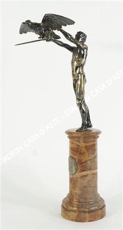 Scultura in argento raffigurante personaggio con aquila, su base cilindrica...
