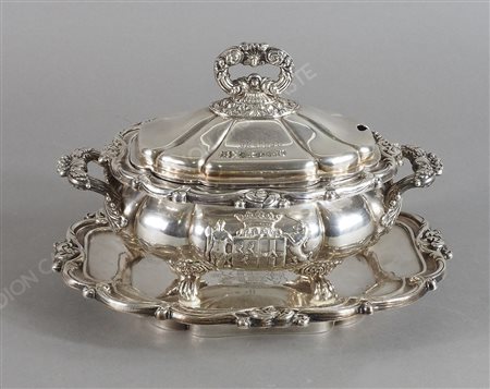 Odiot Paris: salsiera in argento con coperchio e vassoio, sbalzi a motivi...