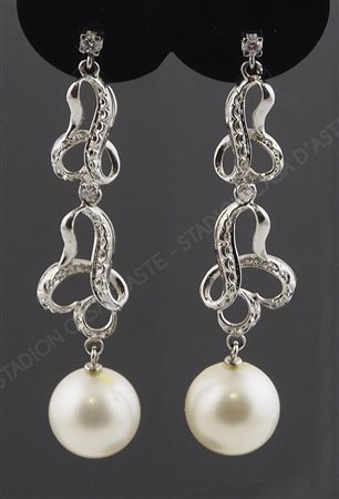 Orecchini in oro bianco a discesa con elementi sagomati con brillanti...