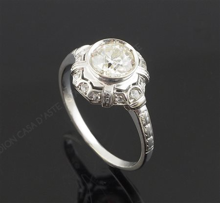 Anello in platino con brillante centrale rotondo taglio vecchio per ct 1,...