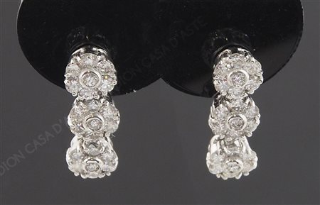 Orecchini in oro bianco con discesa di 3 fiorellini oscillanti ricoperti da...