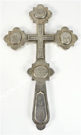 Croce in argento finemente incisa con figure di santi. Russia, inizio XX...
