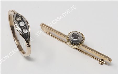 Lotto composto da anello e piccola spilla a barretta. Primi '900.