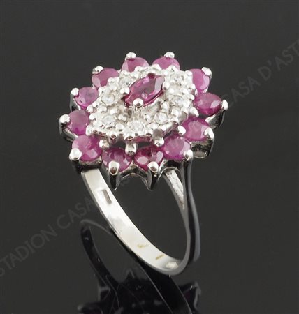Anello in oro bianco a forma di fiore con diamantini e rubini. Misura 17